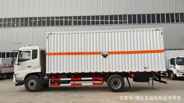 东风天锦8类腐蚀性物品厢式车 危险货物运输中的安全守护者